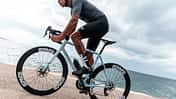 Rennradfahrer auf einem Colnago mit schwarzen Sidi Prima 2 Rennradschuhen