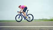Junger Rennradfahrer auf Canyon Aeroad