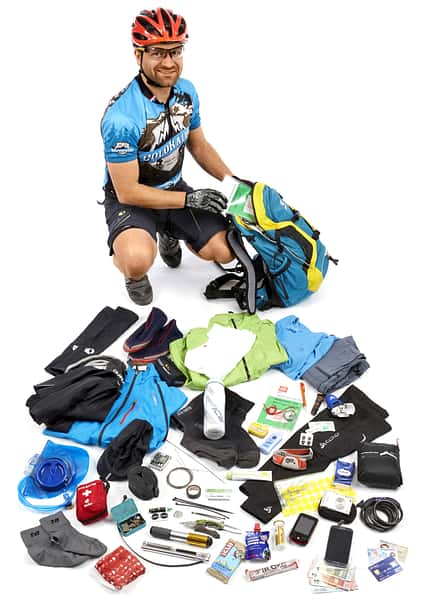 MB Packliste für Mehrtagestour und Alpencross ausgebreitet MB Packliste für Mehrtagestour und Alpencross ausgebreitet
