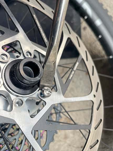 Mountainbike,Fahrrad,Ratgeber,Bike Hack,Bikehack,Hack,Tricks,Tipps,DIY, selbstgemacht,schrauben,Schraubenaufnahe,kaputt,ausgedreht,ausgefranzt,Gewinde,Schraube,Inbus,Inbusaufnahme,zu groß In eine kaputte Schraube wurde eine Aufnahme für einen Schlitzschraubenzieher gefräst.