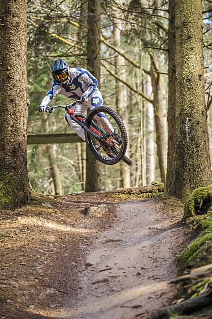 Mountainbike, MTB, Beerfelden, Downhill, Trail, Wald, Sprung, Schutzkleidung, Bikepark, 2026 Mountainbiker springt auf einem Trail im Wald in Beerfelden, aufgenommen am 14.04.2026. Der Fahrer trägt Schutzkleidung und Helm.