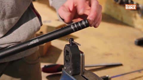 MountainBIKE Werkstatt-Tipps: Lenker kürzen MountainBIKE Werkstatt-Tipps: Lenker kürzen