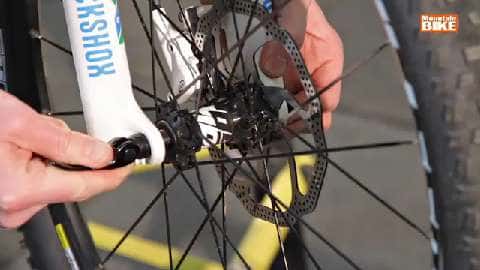 MountainBIKE Werkstatt-Tipps: Radwechsel bei verschiedenen Achssystemen MountainBIKE Werkstatt-Tipps: Radwechsel bei verschiedenen Achssystemen