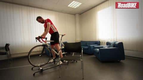 RoadBIKE Trainingstipps: Fahren auf der freien Rolle RoadBIKE Trainingstipps: Fahren auf der freien Rolle